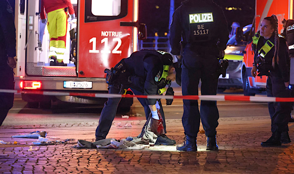 Polizisten untersuchen Hinterlassenschaften und Spuren der Messerstecherei am Humboldt-Forum.