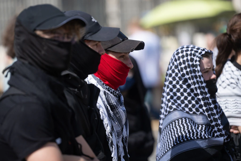 Hakenkreuze und Morddrohungen: Organisationen werfen Unis Versagen vor