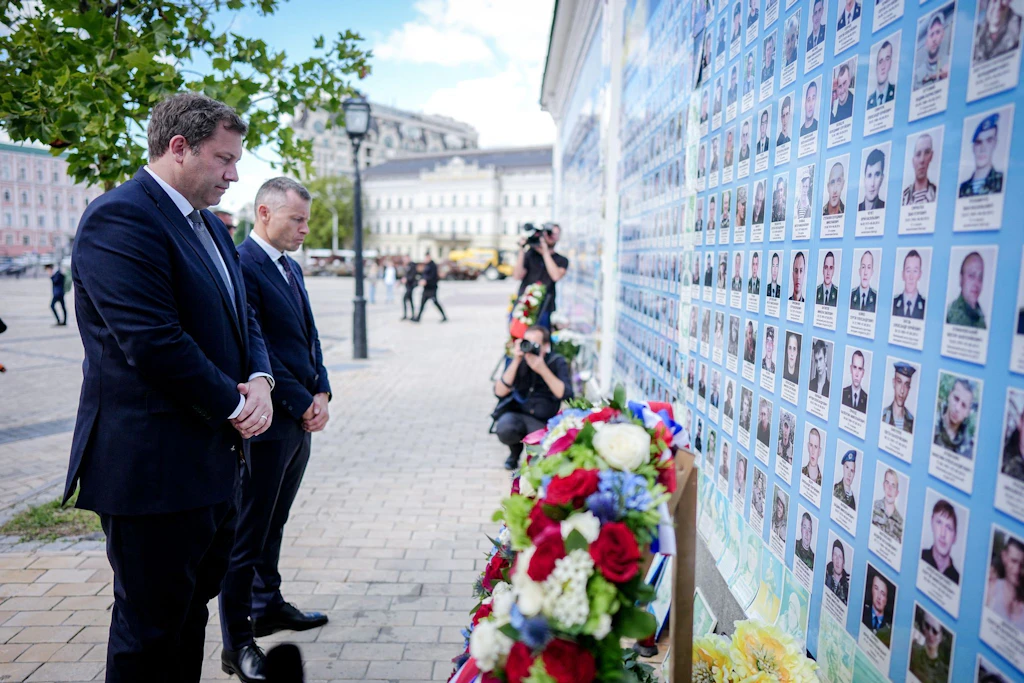 Bundesfinanzminister Lars Klingbeil (SPD, l) gedenkt zusammen mit seinem Amtskollegen Serhij Marchenko auf dem Michaelsplatz den getöteten ukrainischen Soldaten.