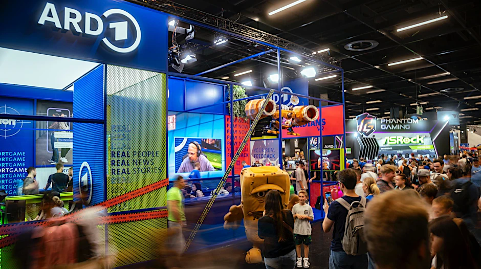Der ARD-Stand bei der Gamescom 2025. Motto: „Play, Watch, Connect.“
