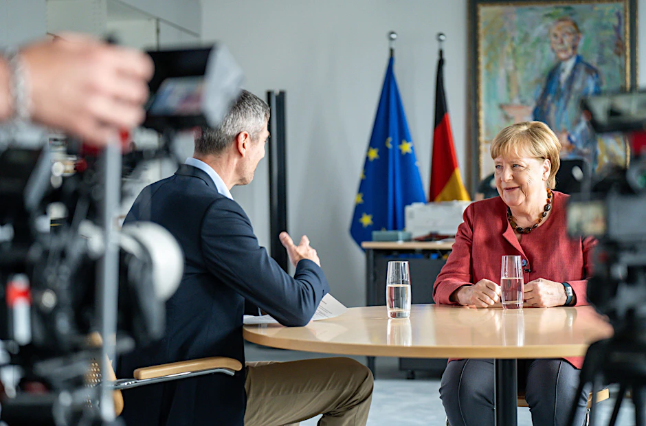 Ingo Zamperoni bei Angela Merkel im Büro zehn Jahre nach „Wir schaffen das!“
