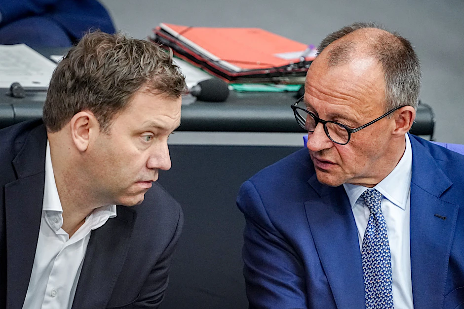 Bislang bleibt die Wirtschaftswende aus: Bundeskanzler Friedrich Merz (CDU, r.) und Finanzminister Lars Klingbeil (SPD) geraten zunehmend unter Druck.