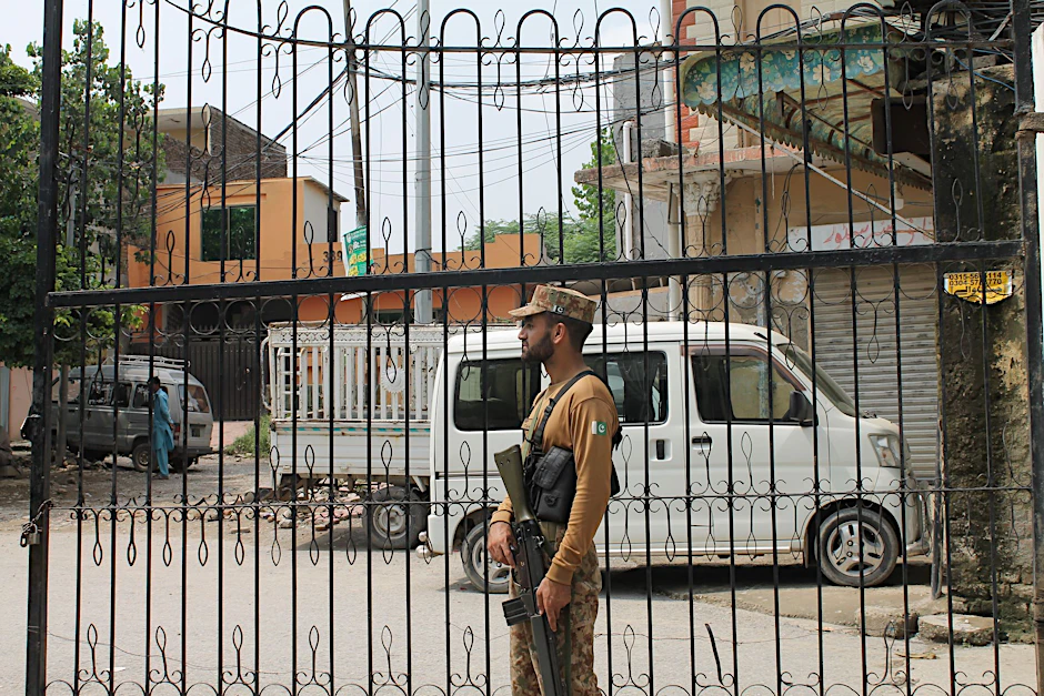Ein Wachmann steht vor dem Haji-Abschiebezentrum in der pakistanischen Hauptstadt. Zahlreichen Afghanen droht die Abschiebung aus Afghanistan.