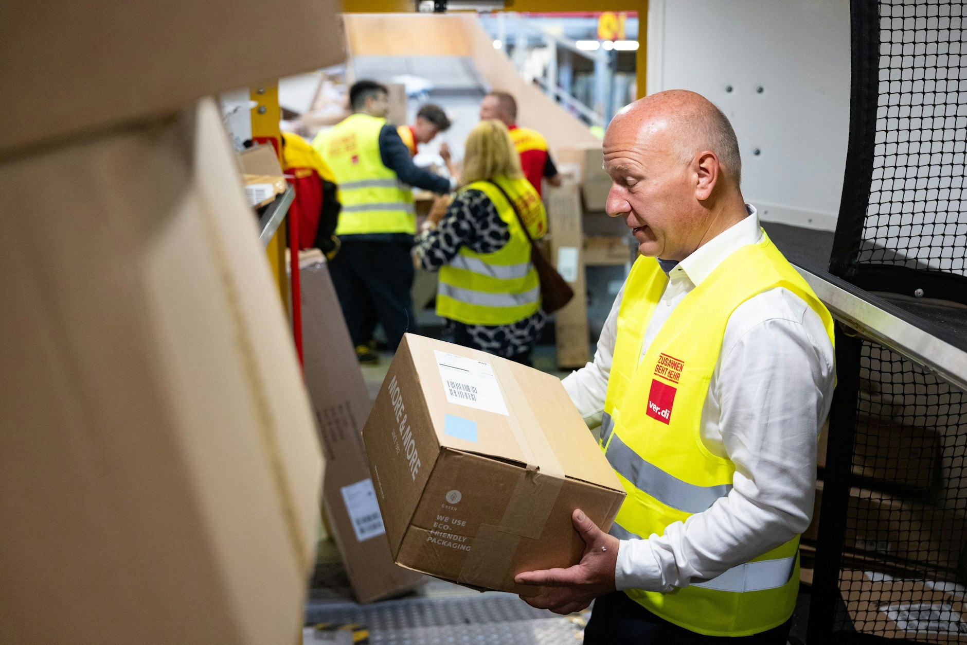 Der Regierende Bürgermeister Kai Wegner (CDU) als Paketverteiler in Spandau