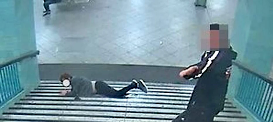 Mit diesem Foto suchte die Polizei nach dem „U-Bahn-Treter“ von der Hermannstraße, der eine Frau die Treppe heruntergestoßen hatte.
