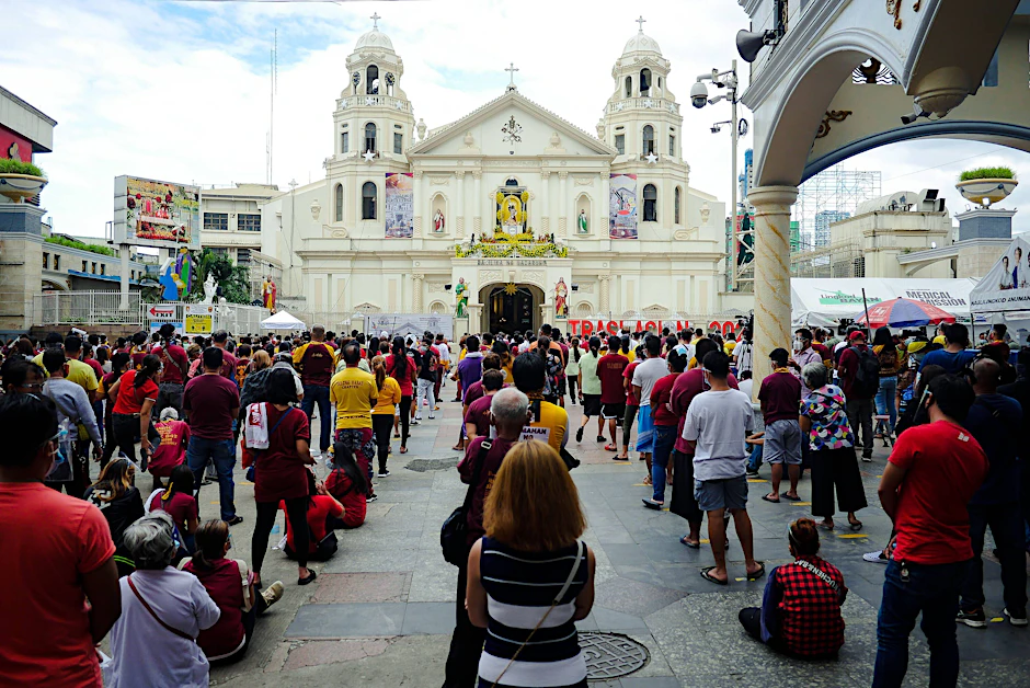 Vor der Quiapo-Kirche in Manila stehen die Verehrer des Schwarzen Nazareners Schlange.