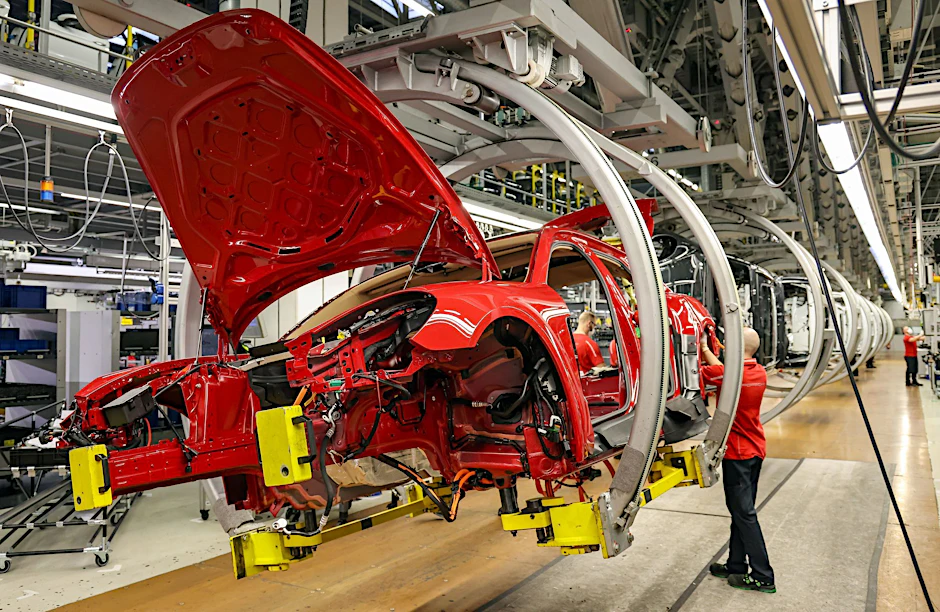 Ein Mitarbeiter montiert Kabelbäume in einen Porsche Panamera Hybrid im Leipziger Porsche-Werk. Kommt die Batterie bald vom chinesischen Hersteller CATL aus Thüringen?
