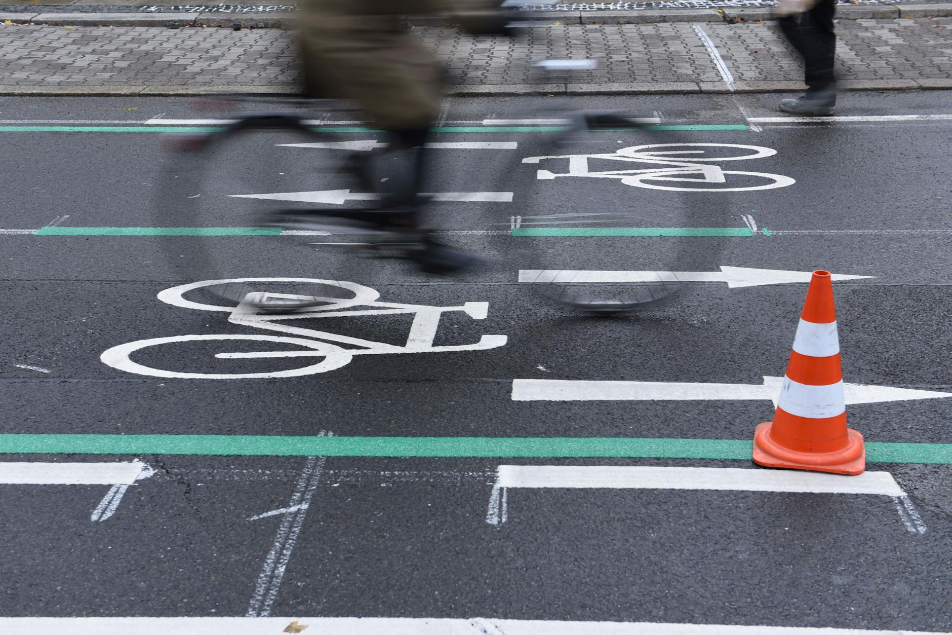 Radfahrer sind auf der Charlottenstraße in Mitte unterwegs. Abschnitte sind als Fahrradstraße markiert. Dort haben Radfahrer Vorrang, und sie dürfen nebeneinander fahren.
