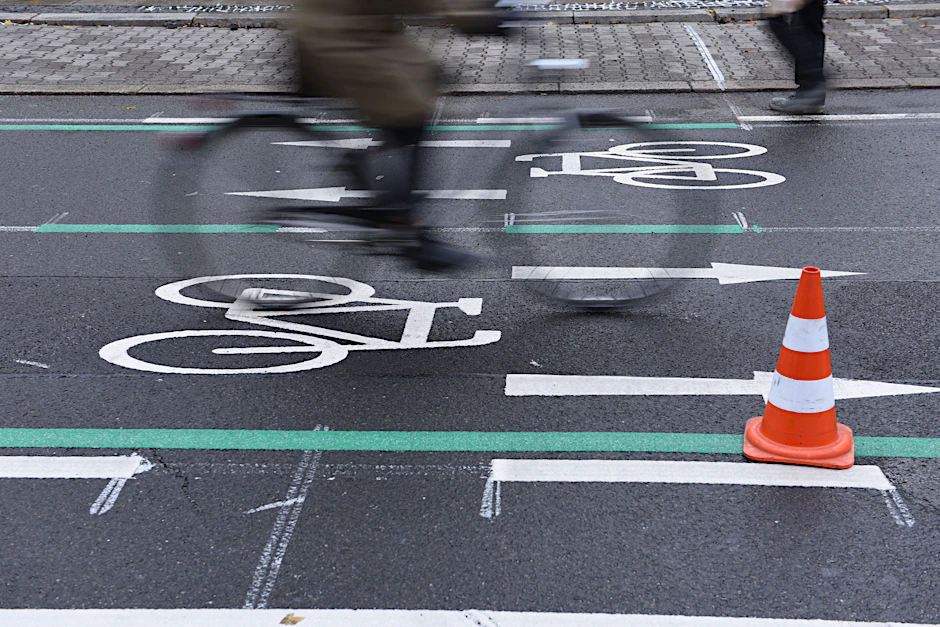 Radfahrer sind auf der Charlottenstraße in Mitte unterwegs. Abschnitte sind als Fahrradstraße markiert. Dort haben Radfahrer Vorrang, und sie dürfen nebeneinander fahren.
