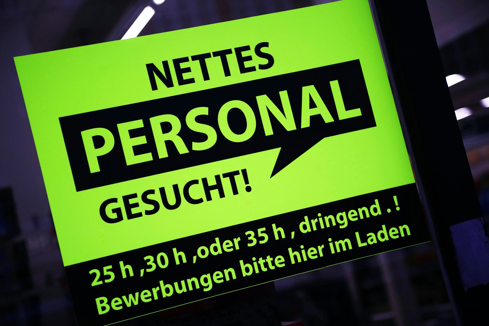 Aufkleber im Schaufenster eines Berliner Ladens