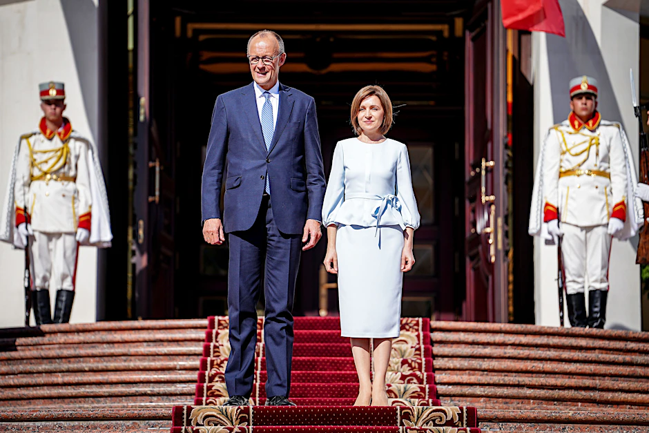 Bundeskanzler Friedrich Merz (v.l.) mit Maia Sandu, Präsidentin der Republik Moldau, am Mittwoch vor dem Präsidentenpalast in der Hauptstadt Chisinau.