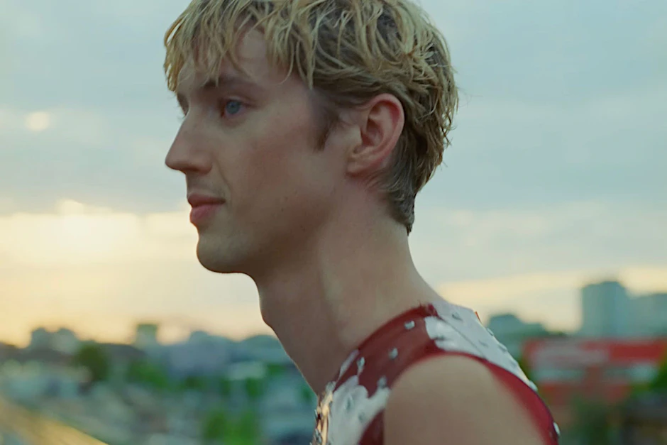 Troye Sivan läuft in dem Video zu seiner Single „Rush“ über die Warschauer Brücke.