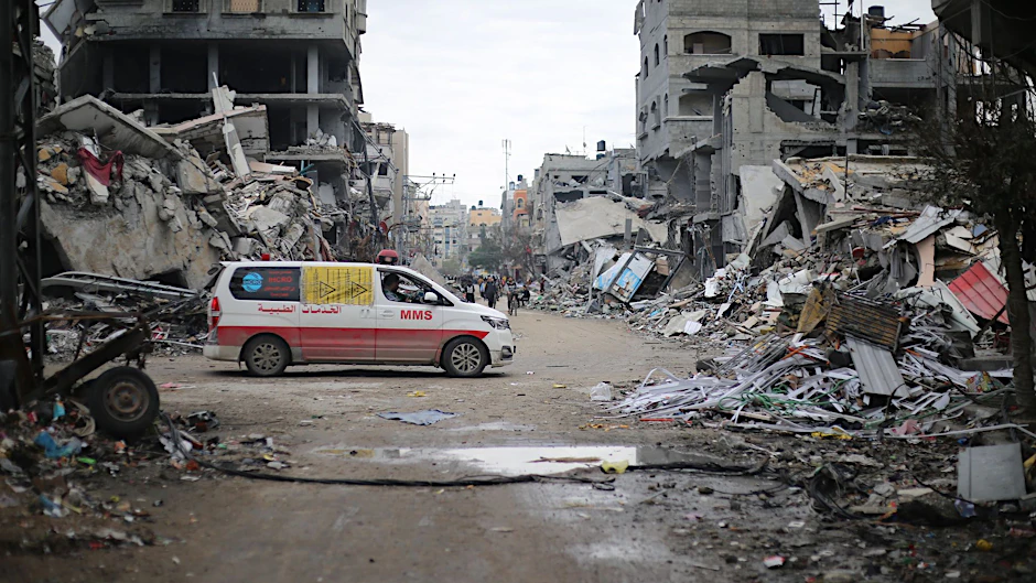 Ein Krankenwagen fährt durch die Trümmerwüste von Beit Lahia im Norden des Gazastreifens.