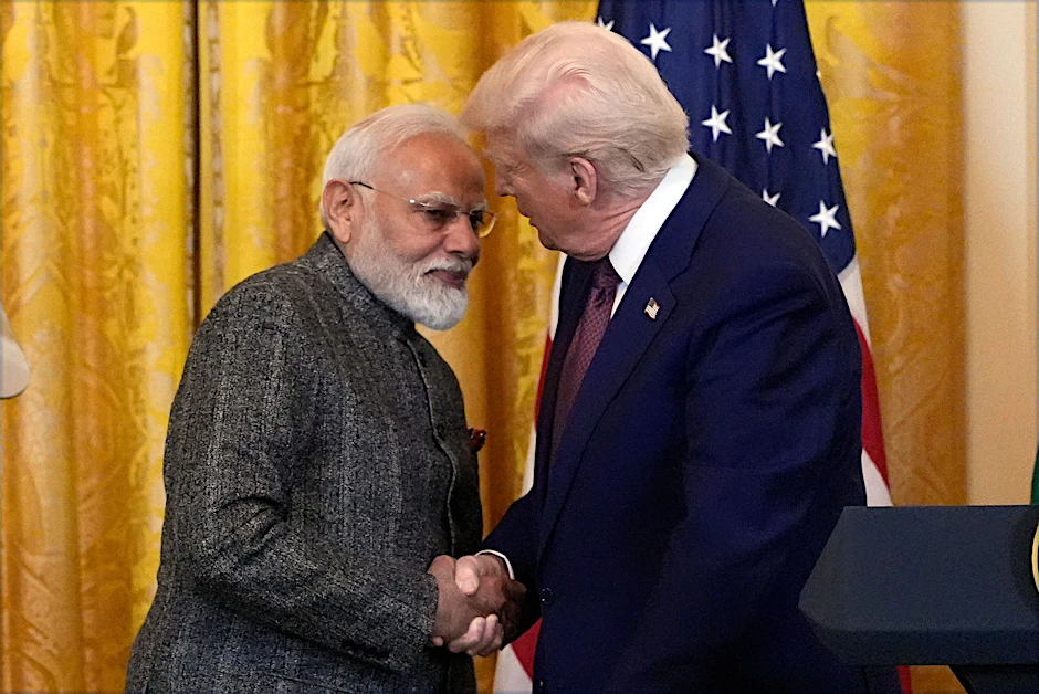 US-Präsident Donald Trump (r.) und Indiens Premierminister Narendra Modi geben sich im Februar während einer Pressekonferenz im East Room des Weißen Hauses die Hand.