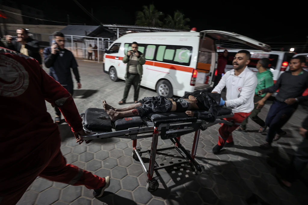 Verletzte Palästinenser werden nach einem israelischen Angriff in das Al-Aqsa-Krankenhaus gebracht.