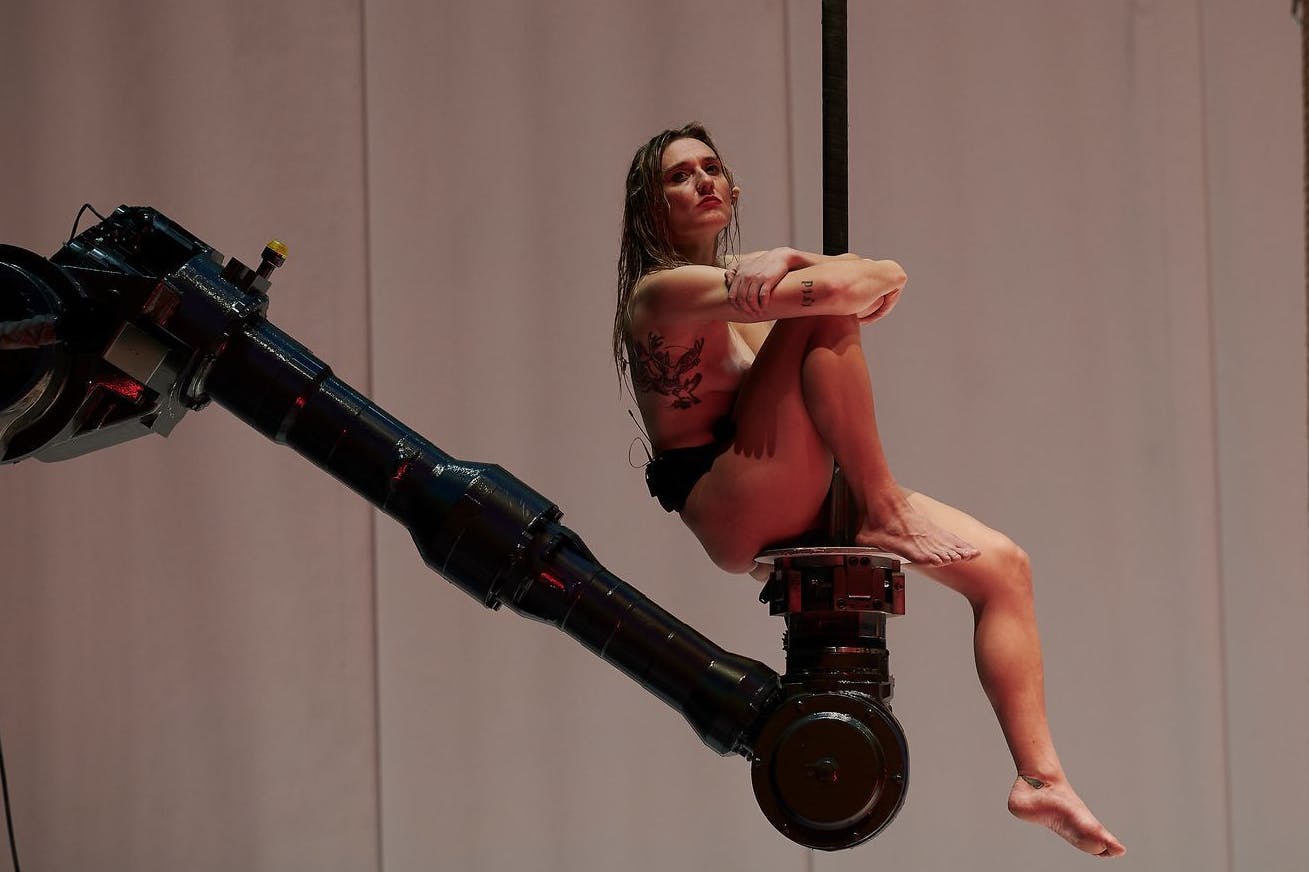 Performancekünstlerin Sophie Duncan in „Sancta“, der „Inszenierung des Jahres“ von Florentina Holzinger.