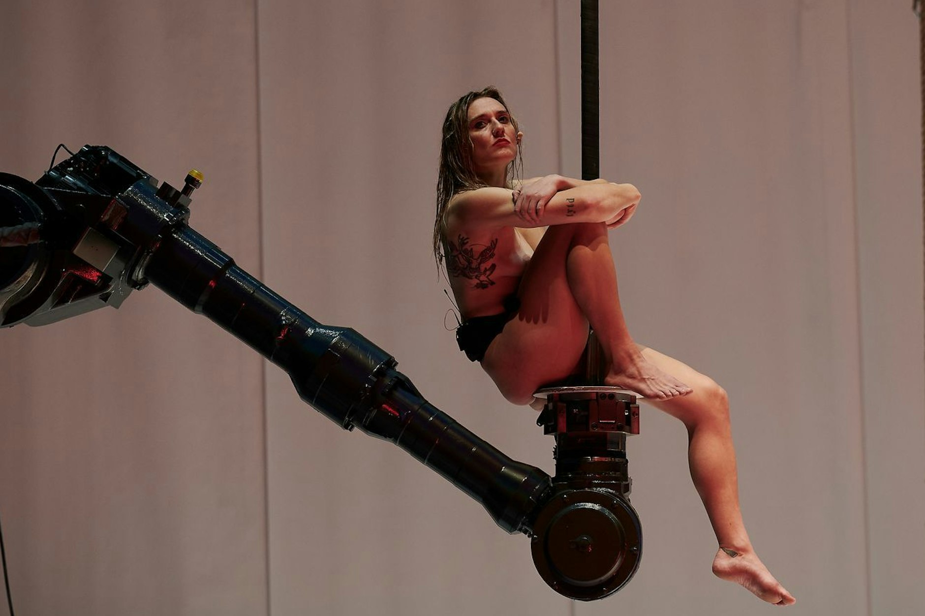 Performancekünstlerin Sophie Duncan in „Sancta“, der „Inszenierung des Jahres“ von Florentina Holzinger.