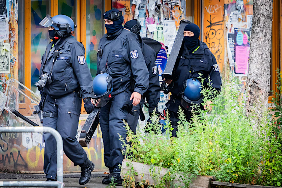 Polizisten mit Türrammen waren am Donnerstagmorgen in der Rigaer Straße 94 im Einsatz.