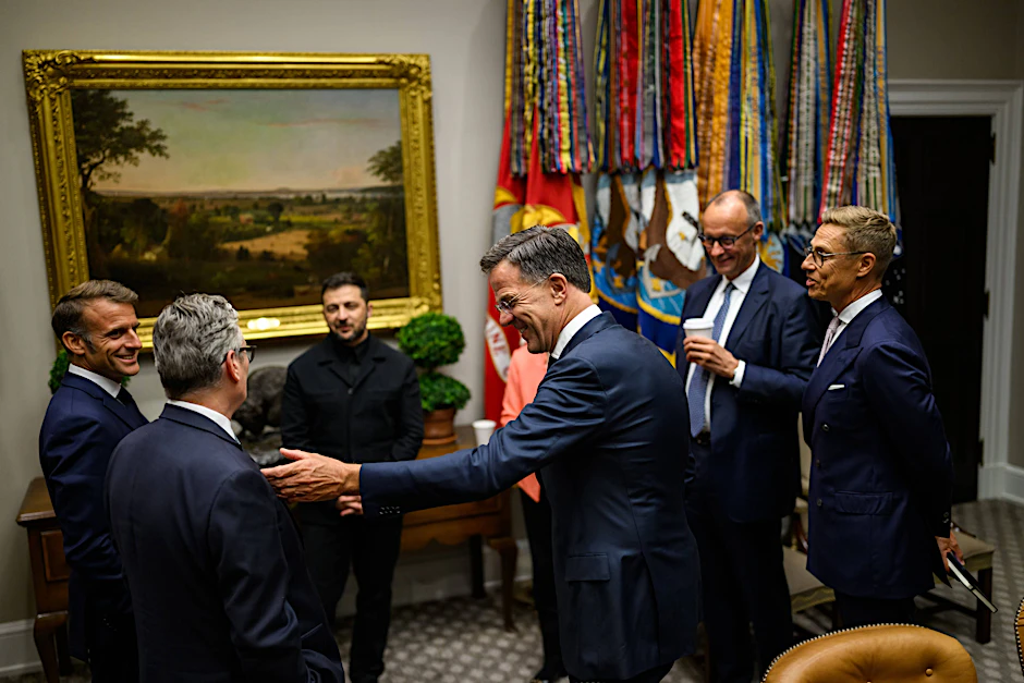 Die Europäer warten in einem Nebenraum, während Trump mit Putin telefoniert.