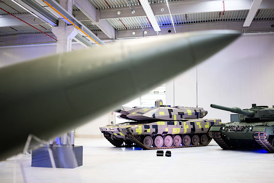 Einweihung des Rheinmetall-Werks in Niedersachsen im August 2025: „Rüstungswettlauf und Krieg“, sah Ossip K. Flechtheim im Interview von 1991 als existenzielles Problem, das gelöst werden müsse.