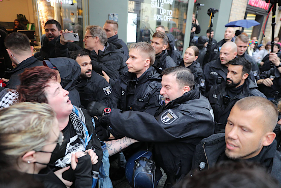 Der inneren Sicherheit in Berlin vertrauen die wenigsten. Dieses Bild von einer Pro-Palästina-Demonstration bestätigt den Eindruck vieler.