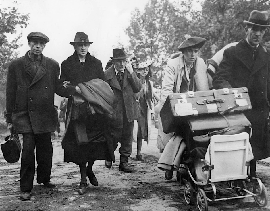 Deutsche Zivilisten mit ihren Habseligkeiten auf der Flucht im Jahr 1944 in Aachen