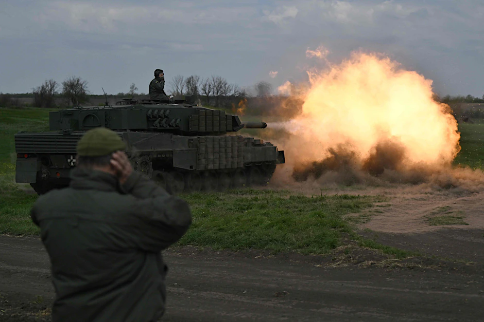 Eine Feldübung der ukrainischen Armee mit einem Leopard-Panzer