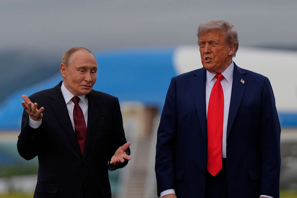 US-Präsident Donald Trump spricht mit dem russischen Präsidenten Wladimir Putin auf der Joint Base Elmendorf-Richardson in Alaska
