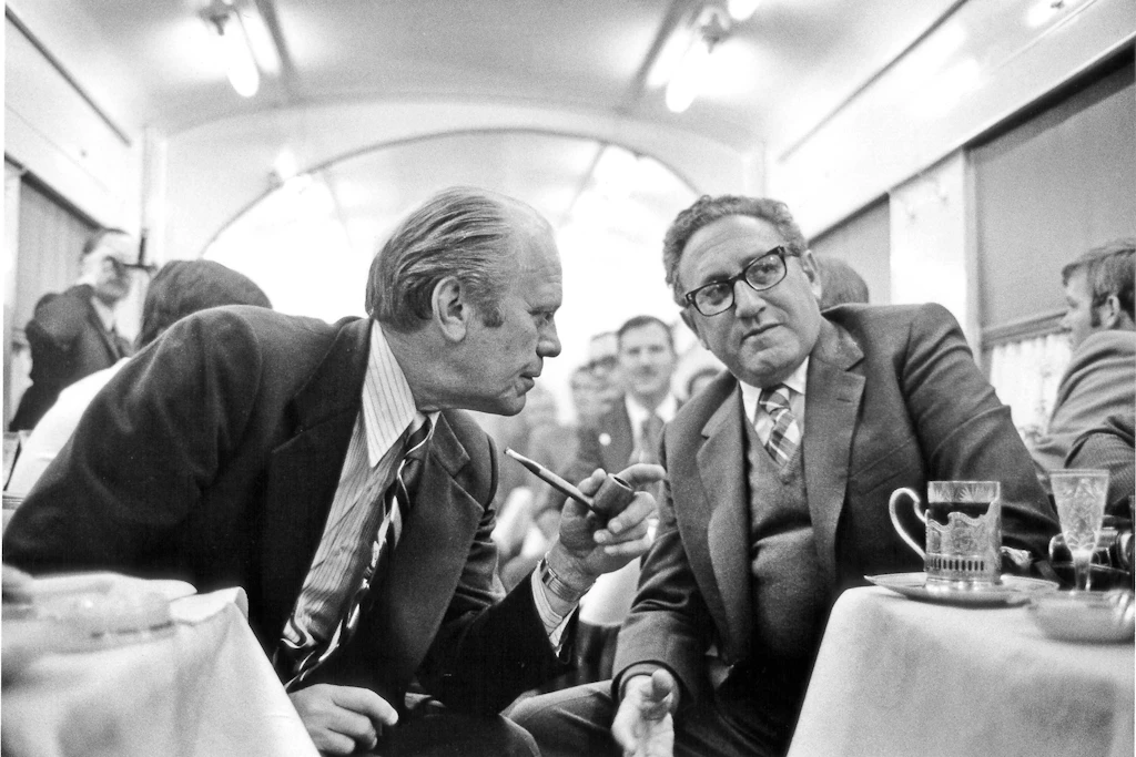 Henry Kissinger (r.) 1974 im Speisewagen eines sowjetischen Zuges bei Wladiwostok