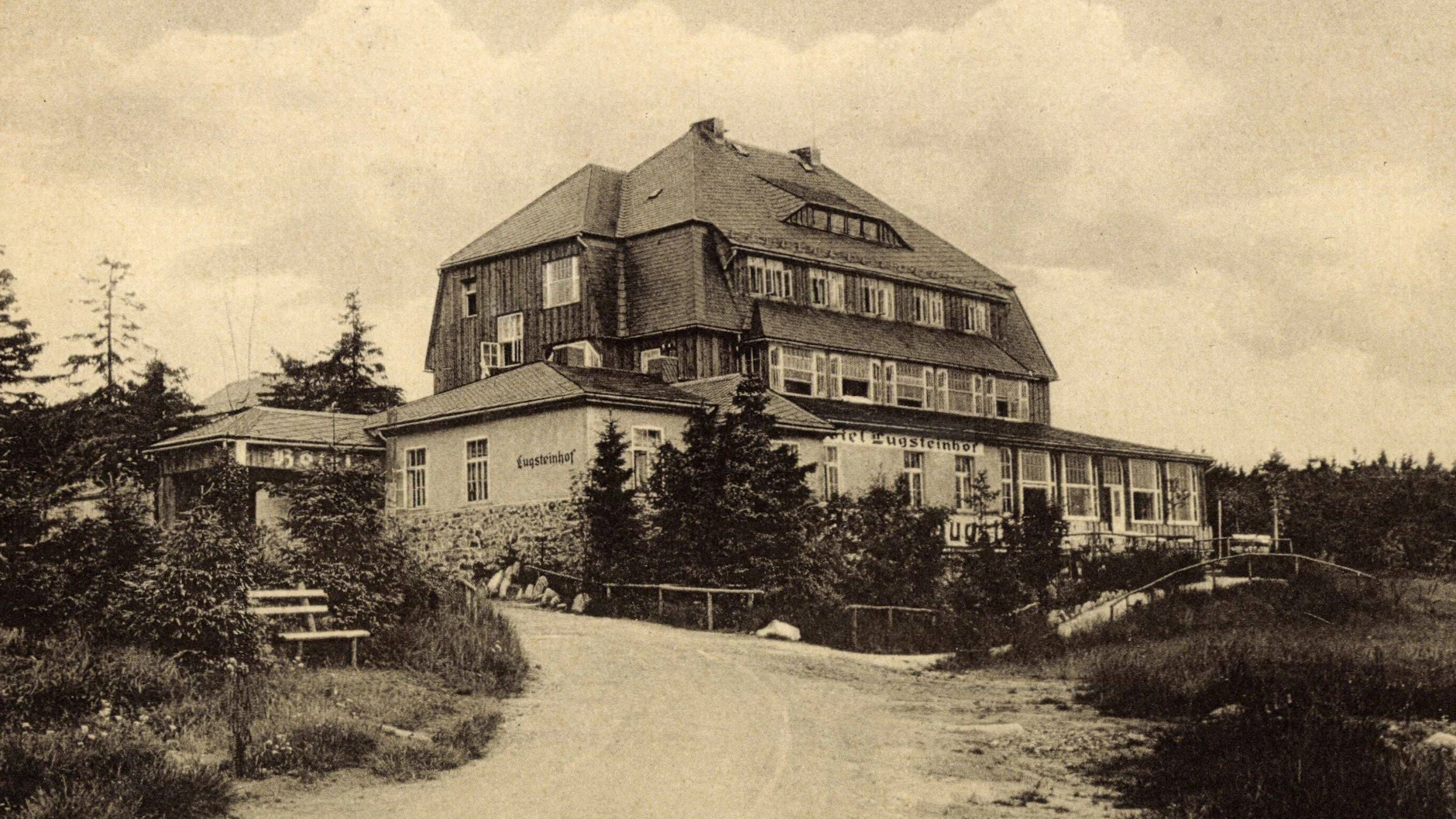 Das einstige Hotel Lugsteinhof war kleiner als das aktuelle - das Gebirgshotel wurde in den 70er-Jahren gesprengt. Danach entstand ein Ferienheim für Stasi-Mitarbeiter.