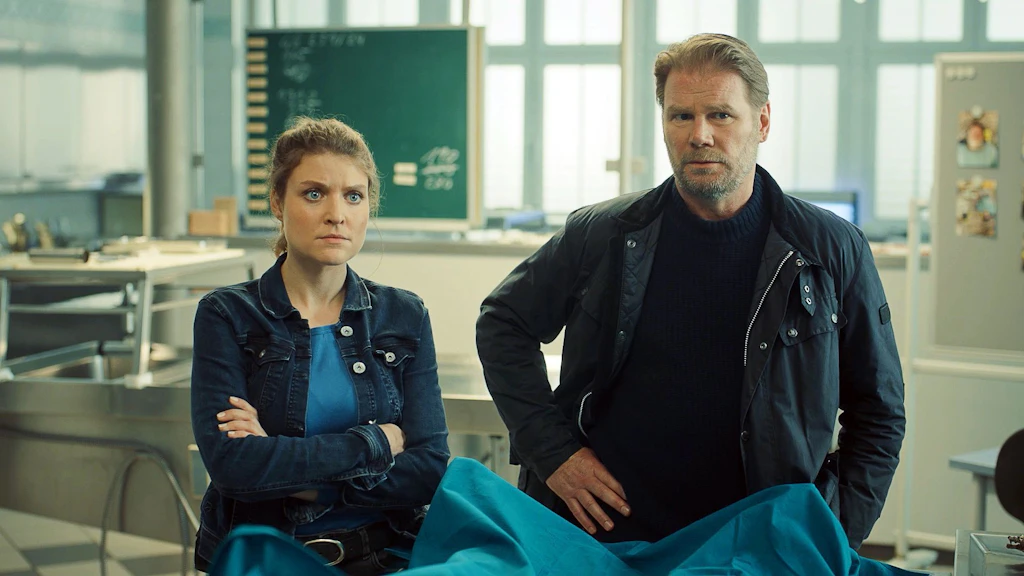 Karina Szabo (Lara Mandoki, l.) und Robert Winkler (Kai Scheve) in einer Szene aus dem Erzgebirgskrimi. Der Film spielt auch im Hotel Lugsteinhof in Zinnwald.