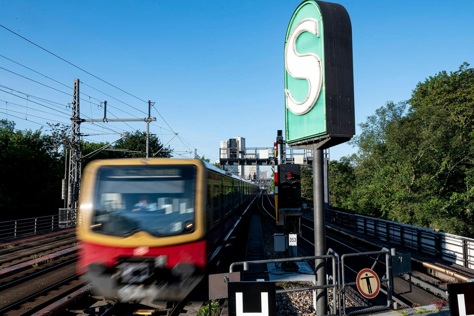 Immer wieder steigen Jugendliche auf das Dach einer fahrenden S-Bahn, eine lebensgefährliche Aktion.
