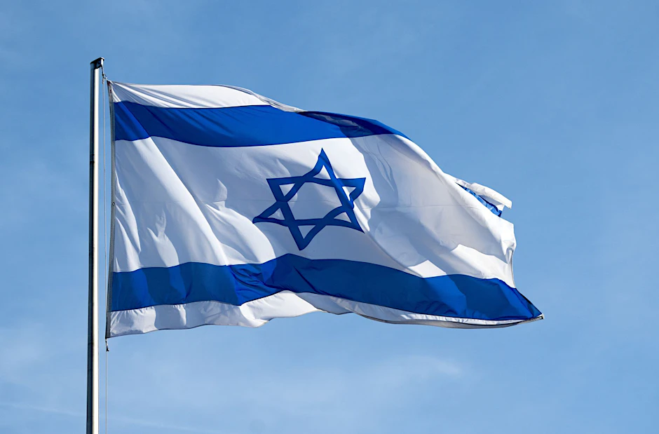 Eine israelische Flagge am Haus der Konrad-Adenauer-Stiftung ist angezündet worden.