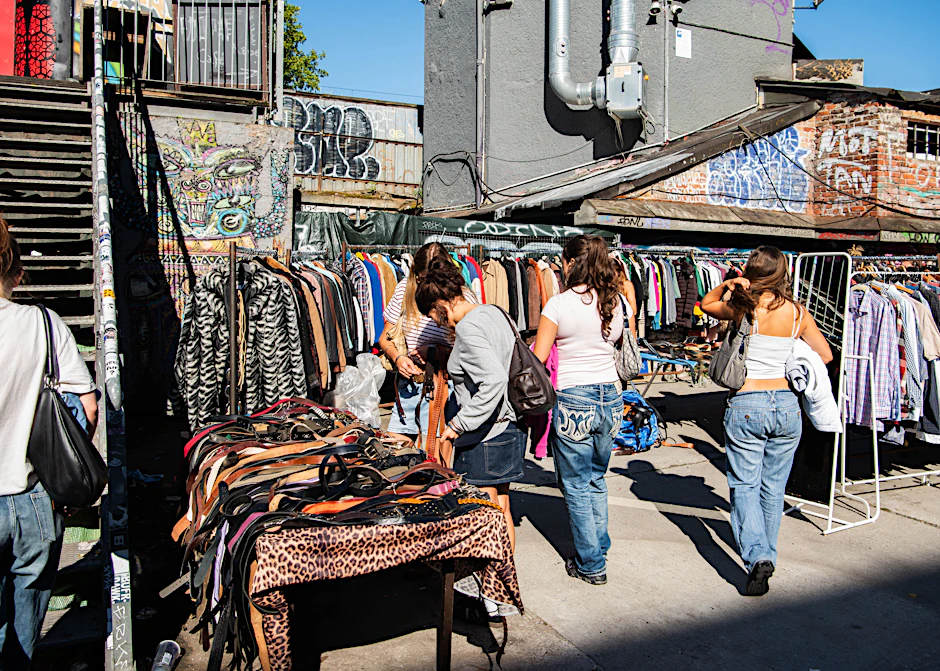 Ein Morgen auf dem RAW-Flohmarkt in Berlin-Friedrichshain: Viele warten auf ihre Stände, andere bauen auf.