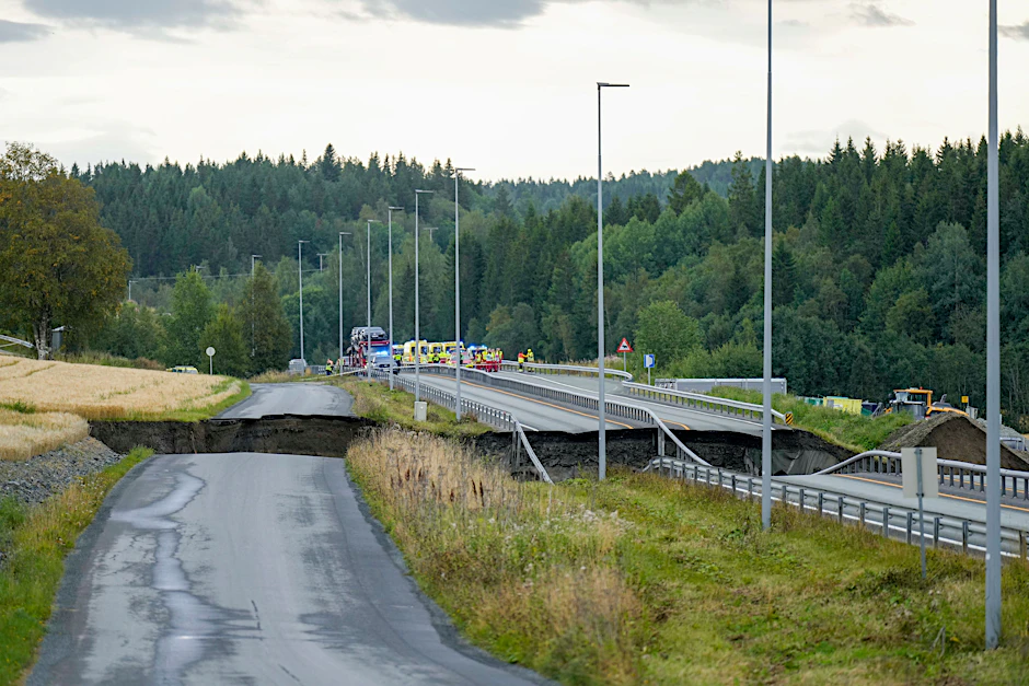 Norwegen, Levanger: Eine Person wird vermisst, nachdem ein Erdrutsch die E6 in Levanger beschädigt hat. 