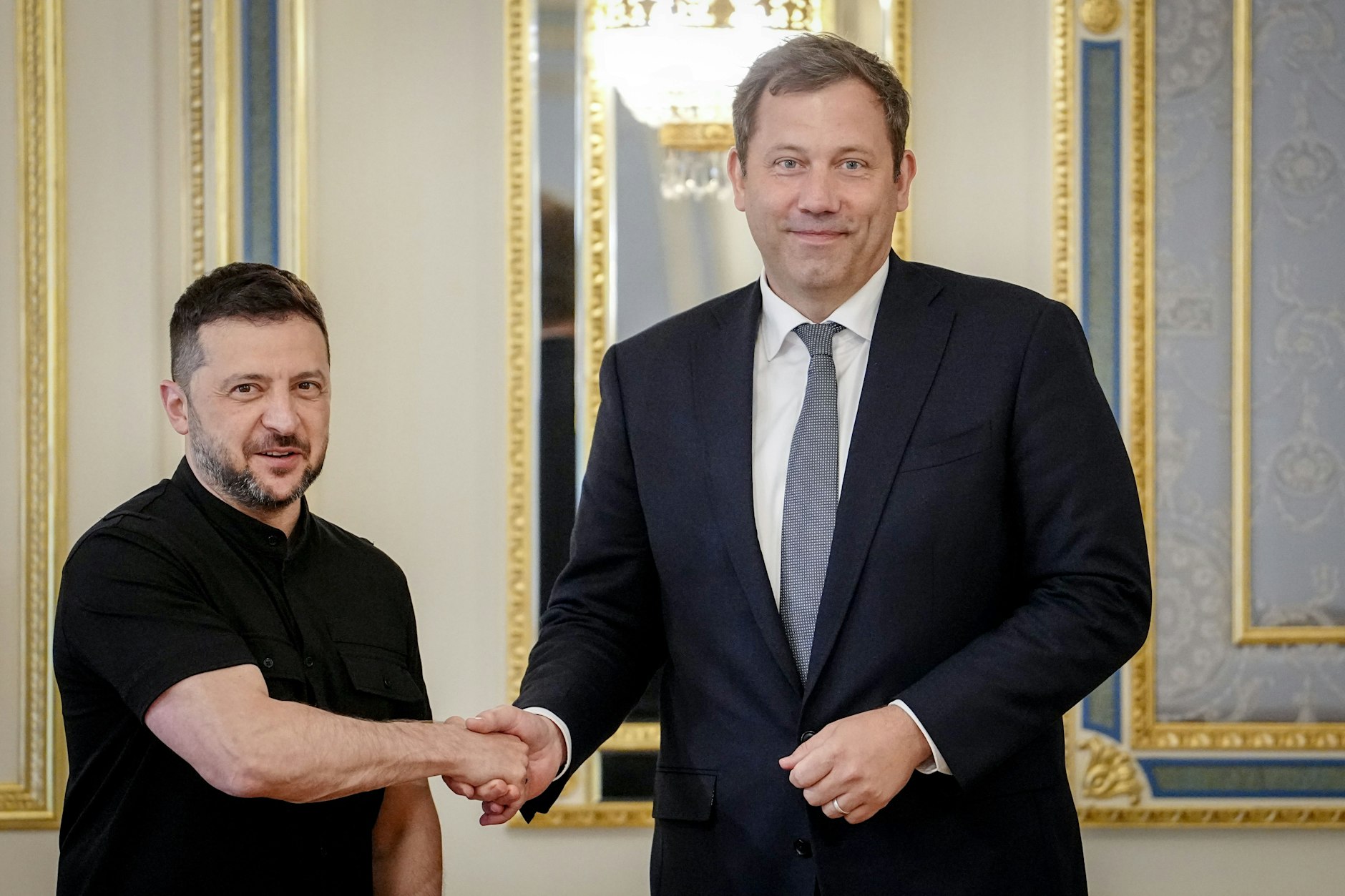 Lars Klingbeil (SPD, r.), Bundesminister der Finanzen, Vizekanzler und SPD-Bundesvorsitzender, wird von Wolodymyr Selenskyj, Präsident der Ukraine, empfangen.