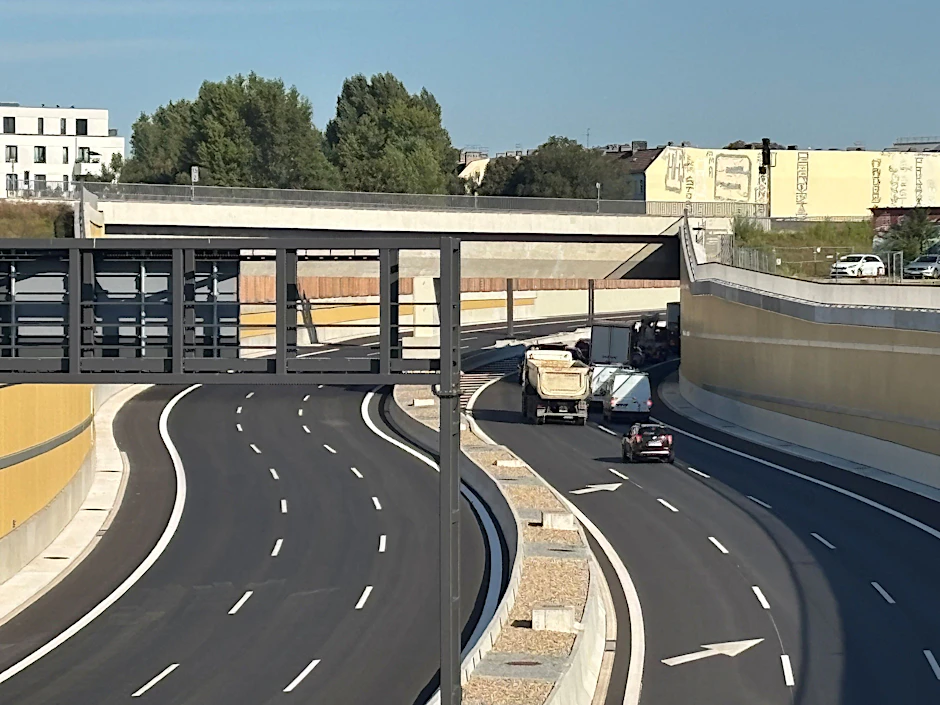 Blick von der Brücke im Verlauf der Kiefholzstraße auf die A100 nach Norden.