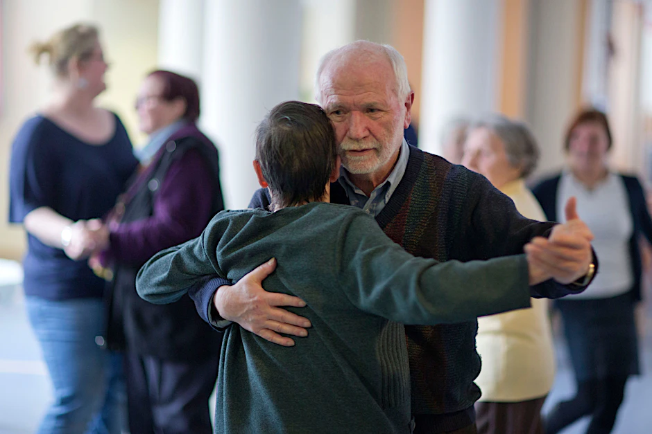 Ein Alzheimer-Patient tanzt mit seiner Partnerin.