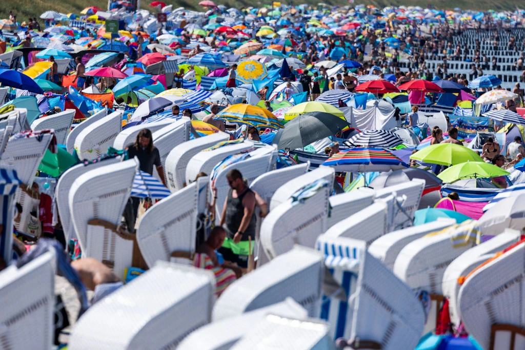 Touristenmassen am Strand auf Fischland-Darß im Sommer 2022