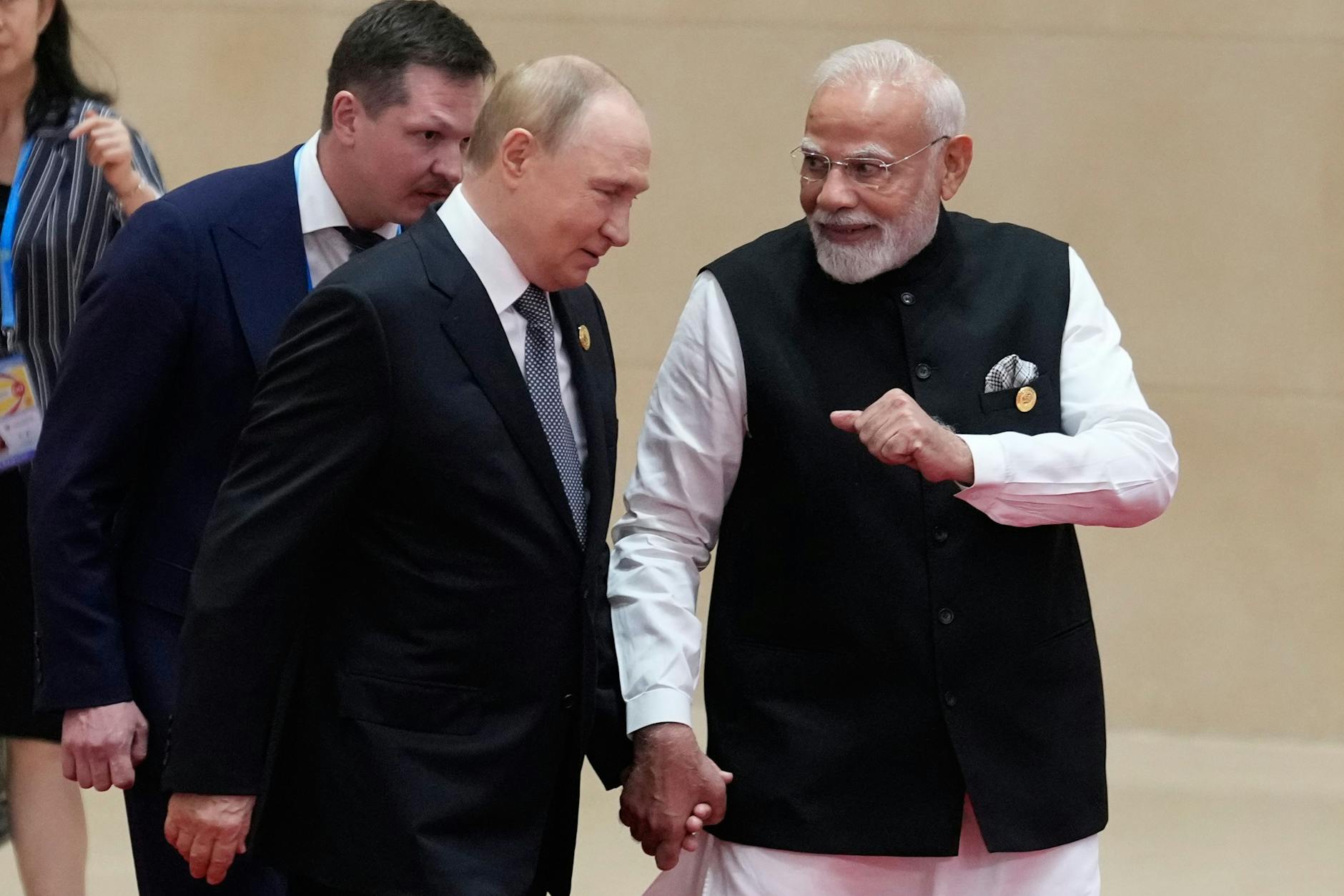 Der indische Premierminister Narendra Modi geht am 1. September 2025 neben dem russischen Präsidenten Wladimir Putin während des Gipfels der Shanghaier Organisation für Zusammenarbeit (SCO) in China.