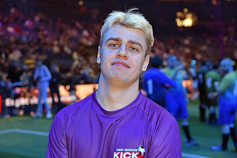 Der Streamer Papaplatte, über dessen Umgang mit seinem Cutter nun viel Empörung im Netz entstanden ist, auf einem Fußballevent 2022.