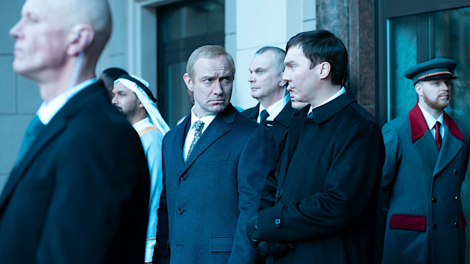 Jude Law (l.) und Paul&nbsp;Dano in „The Wizard of the Kremlin“ von Olivier Assayas