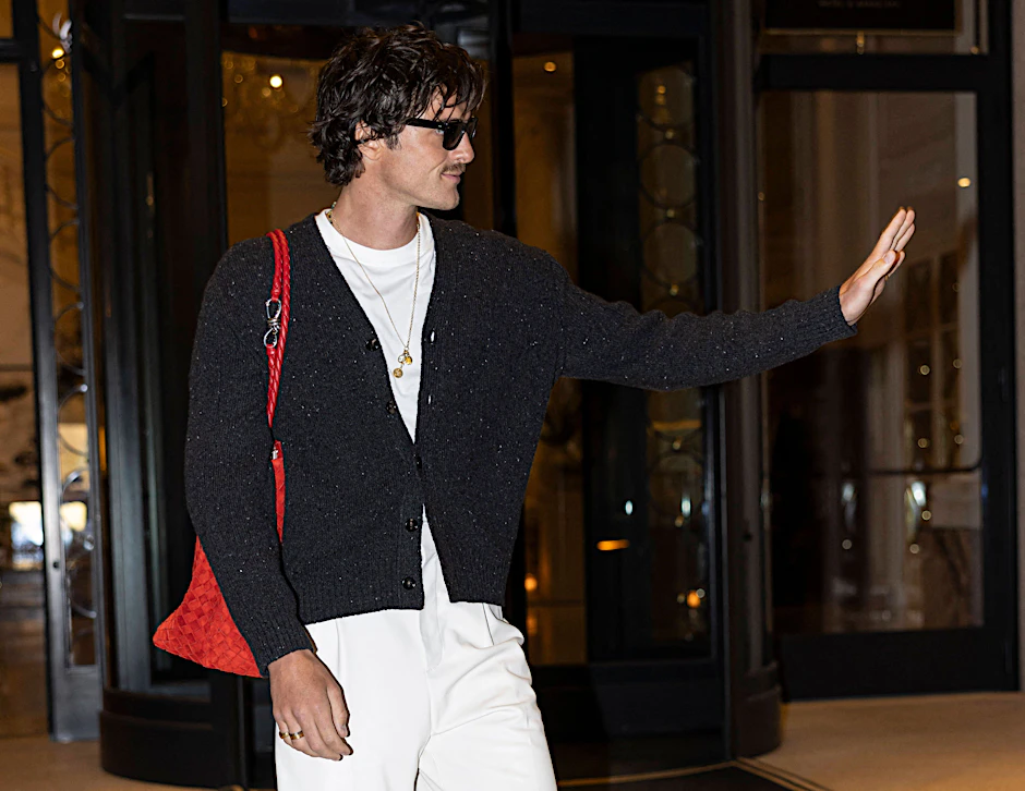 Ein Stilvorbild für viele Gen-Z-Männer: Der Schauspieler Jacob Elordi trägt auch mal Schmuck und bringt seine Handtasche mit. Von wegen nur für Frauen!