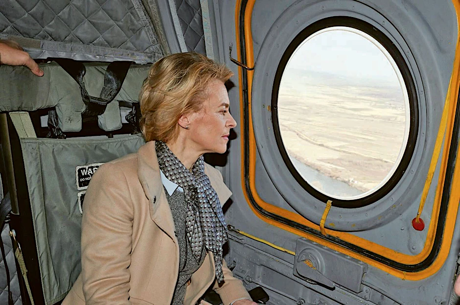 Archivfoto vom 03.03.2020, Griechenland, Evros: Ursula von der Leyen, Präsidentin der Europäischen Kommission, schaut aus dem Fenster eines Hubschraubers, während sie über die griechisch-türkische Grenze fliegt.