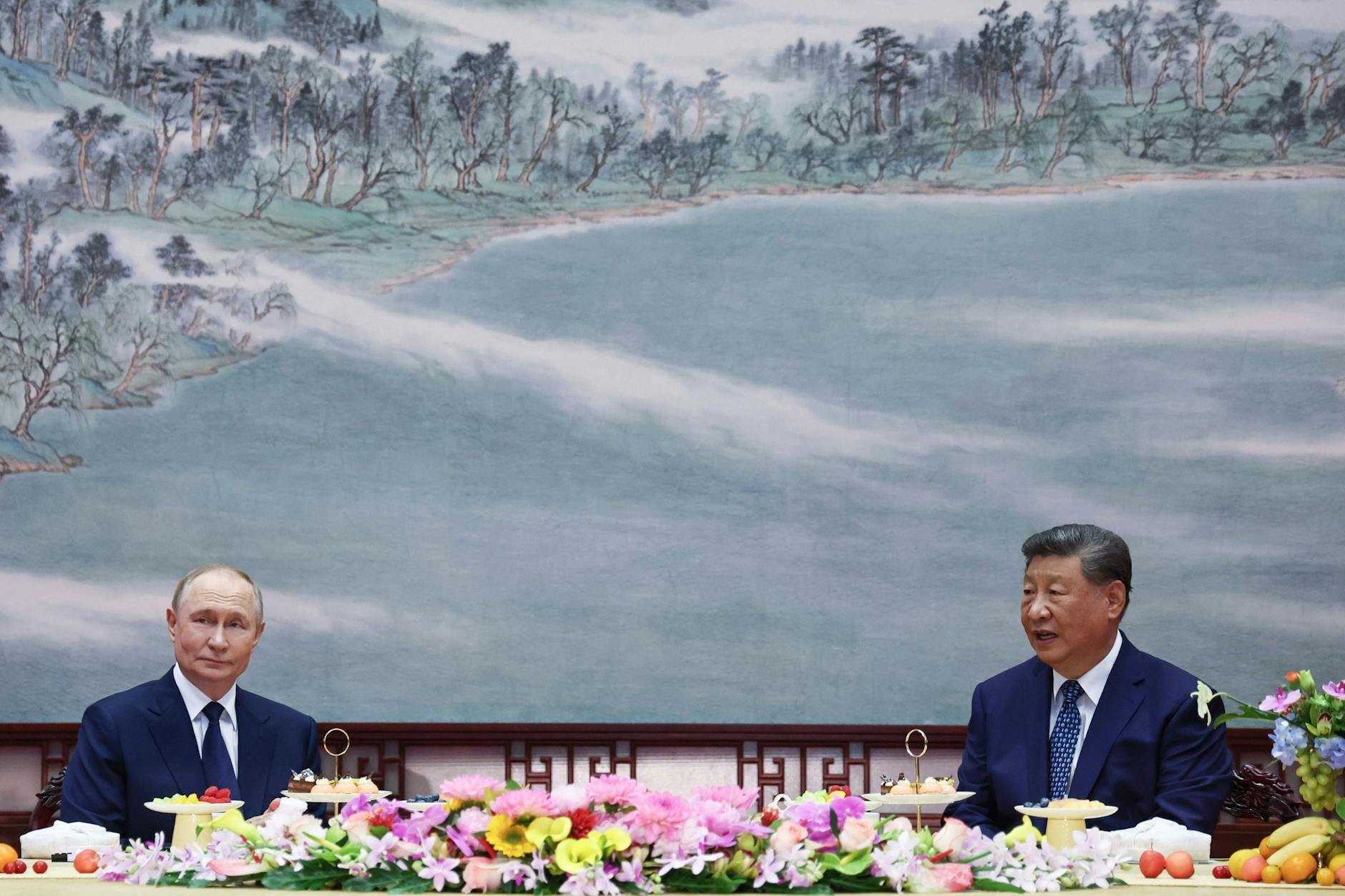 China, Peking: Auf diesem von der staatlichen russischen Nachrichtenagentur Sputnik via AP veröffentlichten Foto spricht der russische Präsident Wladimir Putin (l) mit dem chinesischen Präsidenten Xi Jinping während ihres Treffens in der Großen Halle des Volkes.