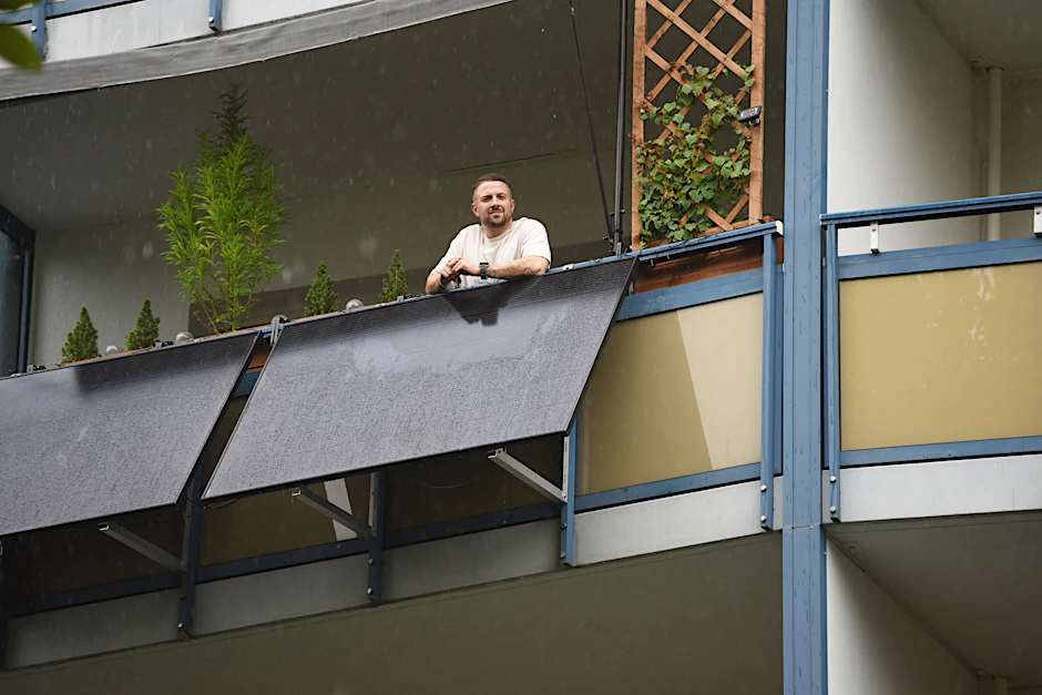 Der Mieter hat Ärger mit dem Vermieter, da seine Solarpaneele nicht flach, sondern im technisch richtigen Winkel am Balkon angebracht sind.