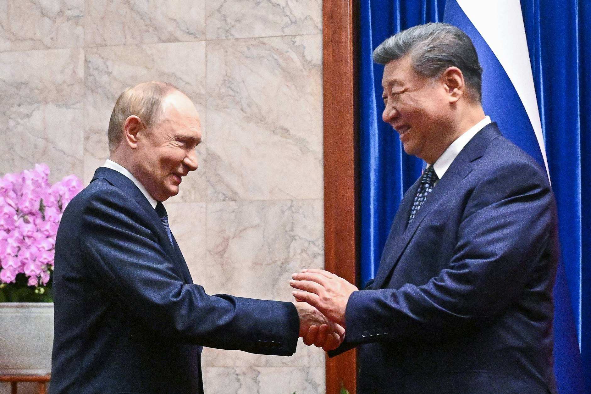 Der chinesische Präsident Xi Jinping begrüßt am 2. September Wladimir Putin vor einem Treffen zwischen den Staats- und Regierungschefs Russlands, Chinas und der Mongolei.