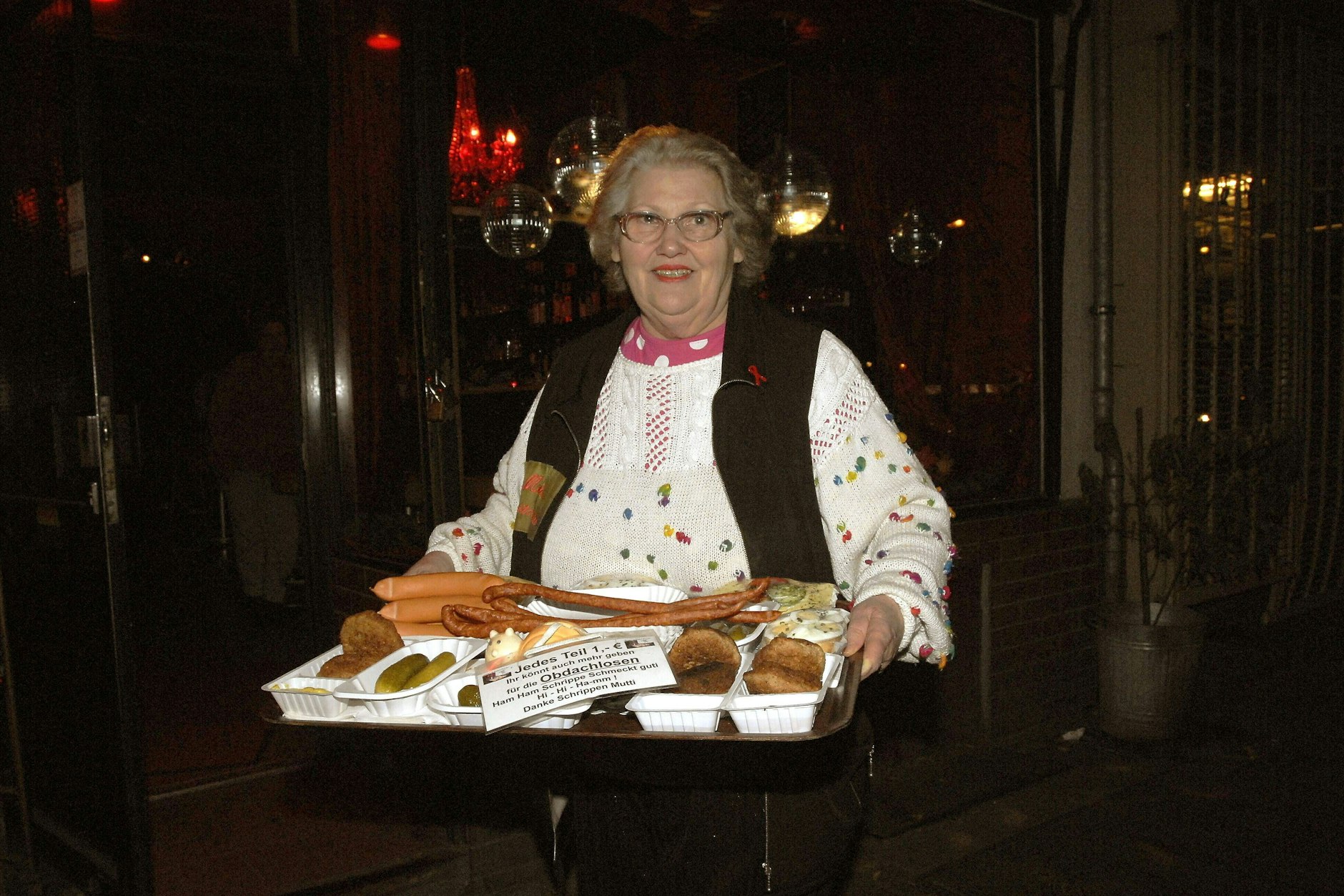 Ein Berliner Original, wie es sie nicht mehr gibt: „Schrippenmutti“ Inge Schulze bei ihrer nächtlichen Verkaufstour durch Berlin, 2007.