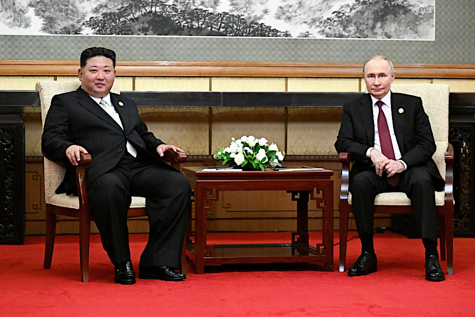 Der russische Präsident Wladimir Putin und Nordkoreas Machthaber Kim Jong-un bei ihrem Treffen im Diaoyutai-Staatsgästehaus in Peking.