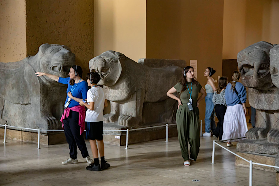 Besucher im Pergamonmuseum, das nun für mehrere Jahre geschlossen ist.